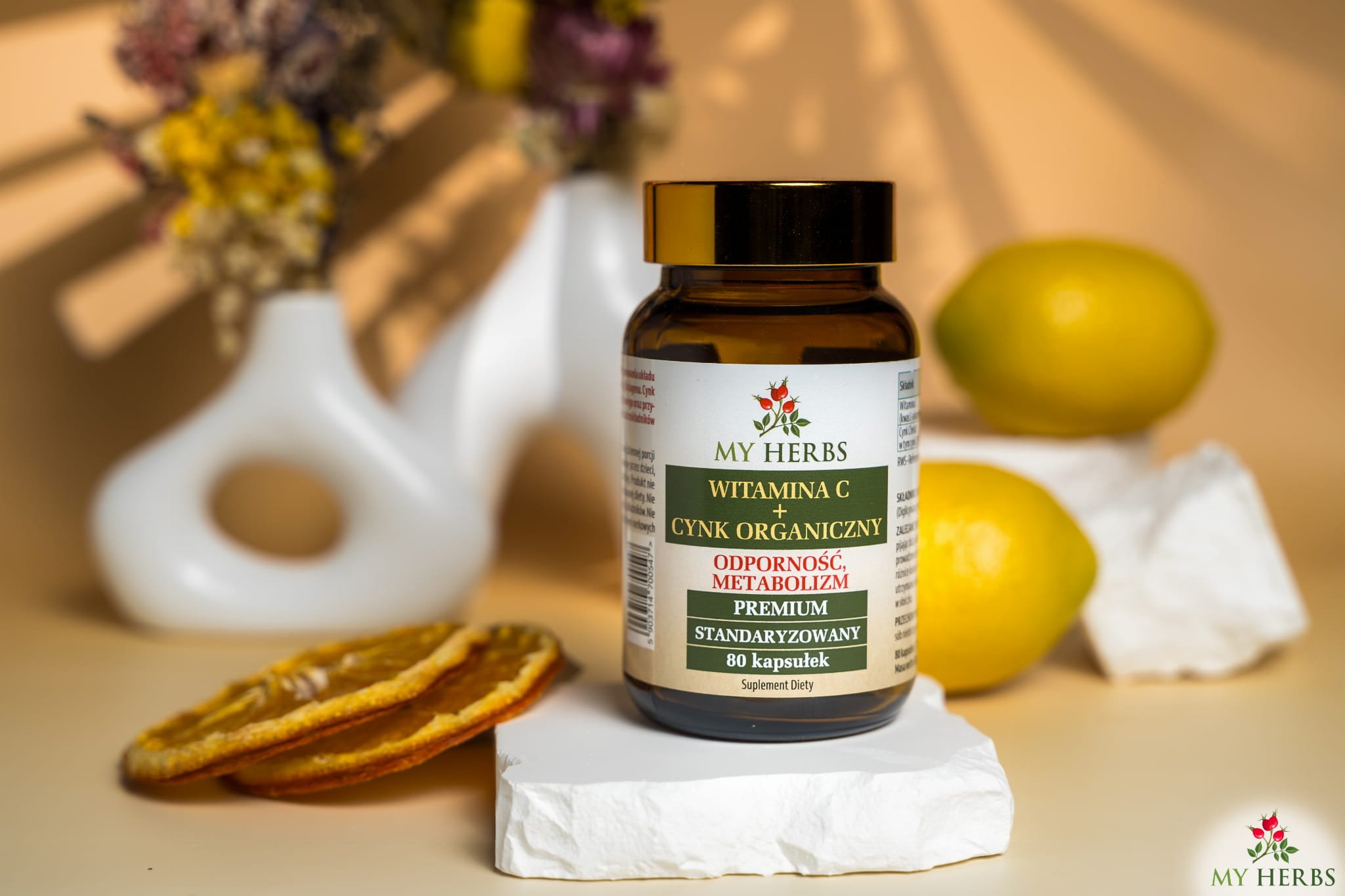 My Herbs Witamina C + Cynk Organiczny Premium 80 kapsułek na tle cytryn
